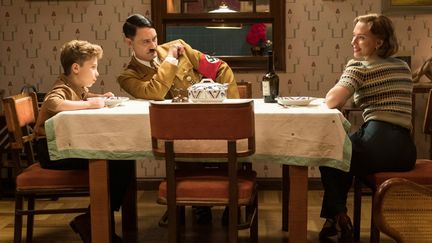 Roman Griffin Davis (Jojo "Rabbit" Betzler),&nbsp;Taika Waititi (Adolf Hitler) et&nbsp;Scarlett Johansson (Rosie Betzler) dans "Jojo Rabbit". (TWENTIETH CENTURY FOX)