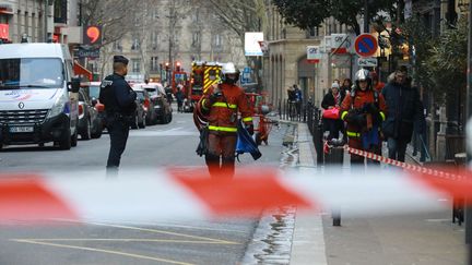 Des pompiers arrivent&nbsp;sur les lieux de l'incendie rue d'Erlanger, à Paris, le 5 février 2019. (MAXPPP)