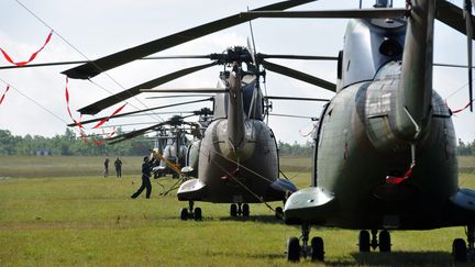 Des op&eacute;rations militaires sont men&eacute;es &agrave; l'a&eacute;rodrome de Lalbenque (Lot) avant une mission au Mali, le 22 mai 2014. (  MAXPPP)