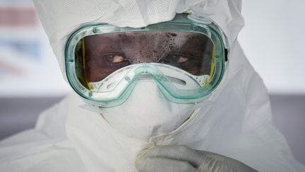 Un membre du personnel médical luttant contre l'épidémie d'Ebola à Bwera, ville de RDC à la frontière avec l'Ouganda, le 12 décembre 2018. (ISAAC KASAMANI / AFP)