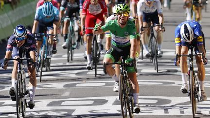 Si Tadej Pogacar (UAE-Team Emirates) est le roi de la montagne, Mark Cavendish (Deceuninck - Quick Step) est le prince du sprint… et du Tour de France. Vendredi 9 juillet, à Carcassonne, il remporte un&nbsp;34e succès sur la Grande Boucle, qui lui permet d'égaler le record du légendaire Eddy Merckx, qui semblait encore intouchable au départ de la 1re étape. Emmené par&nbsp;le diabolique&nbsp;train de la Deceuninck-Quick Step, il a dominé les arrivées massives. Pour passer les Pyrénées, et rejoindre les Champs-Elysées pour la deuxième fois de sa carrière avec le maillot vert sur les épaules. Dix ans après la première. (THOMAS SAMSON / AFP)