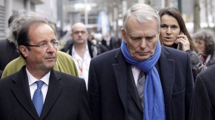 François Hollande avec Jean-Marc Ayrault, favori pour Matignon, en janvier 2012. (PATRICK KOVARIK / AFP)