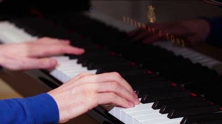 Mercredi 28 septembre, le pianiste Alexandre Tharaud présente&nbsp;au&nbsp;20 Heures trois techniques pour jouer du piano : le legato, le staccato et la virtuosité.&nbsp; (FRANCE 2)