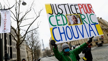 Une marche blanche en hommage à Cédric Chouviat à Paris, le 3 janvier 2021. (SAMEER AL-DOUMY / AFP)