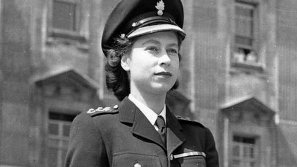 A la fin de la Seconde guerre mondiale, Elizabeth II s'est enr&ocirc;l&eacute;e dans l'Auxiliary Territorial Service, la branche f&eacute;minine de la British Army. (GETTY IMAGES)