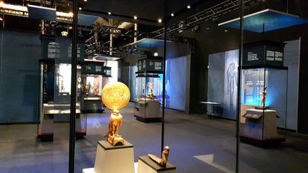 Au premier plan la figurine d'Horus sous les traits d'un faucon solaire, à l'exposition "Toutankhamon, le trésor du pharaon" du 23 mars au 15 septembre 2019 à la Villette à Paris. (ANNE CHÉPEAU / RADIO FRANCE)