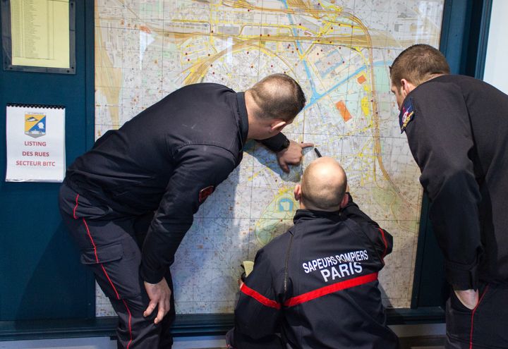 Des pompiers de la caserne de Bitche se préparent à partir en intervention. Toutes les bouches à incendie sont indiquées sur la carte. (GUILLEMETTE JEANNOT / FRANCEINFO)