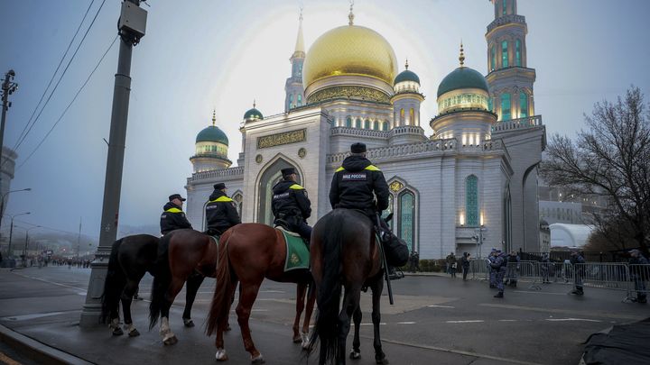 Des policiers à cheval devant la grande mosquée de Moscou (Russie) lors d’une prière du vendredi, le 10 avril 2024. (DMITRI GOLUBOVICH / ANADOLU)