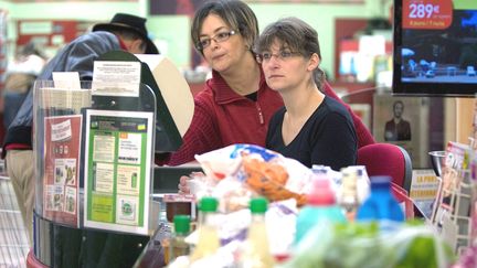 A la caisse d'un supermarch&eacute; de Caluire-et-Cuire (Rh&ocirc;ne), le 19 f&eacute;vrier 2011. L'Insee pr&eacute;voit une baisse du pouvoir d'achat de 1,2% en 2012. (MAXIME JEGAT / LE PROGRES / MAXPPP)