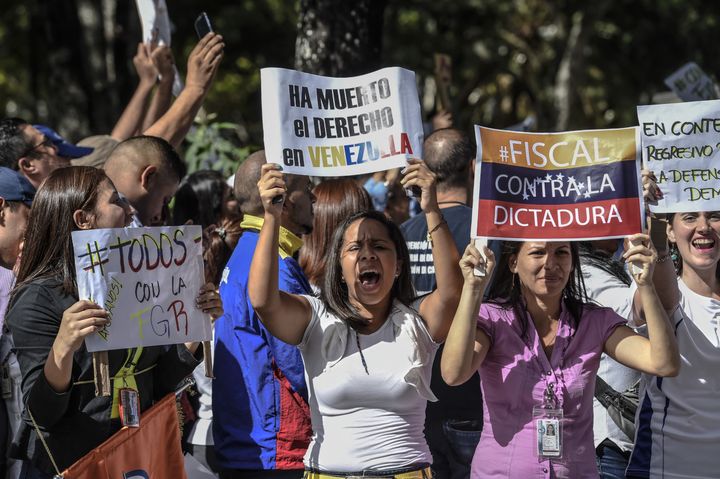 Des manifestants de l'opposition défilent en soutien à la procureure générale du Venezuela, Luisa Ortega, le 19 juin 2017 à Caracas. (JUAN BARRETO / AFP)