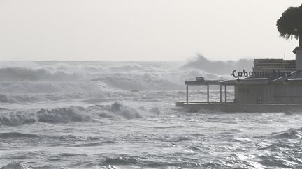 La mer déchaînée par la tempête Fabien, à Ajaccio, en Corse, le 22 décembre 2019. (PASCAL POCHARD-CASABIANCA / AFP)