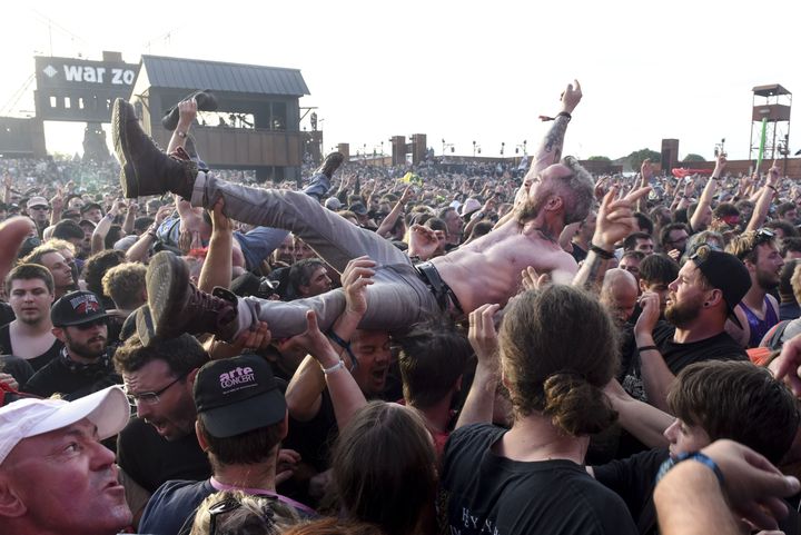 Un homme surfe sur la foule le 22 juin lors de l'édition 2019 du Hellfest à Clisson (Loire-Atlantique). (SEBASTIEN SALOM GOMIS / SIPA)