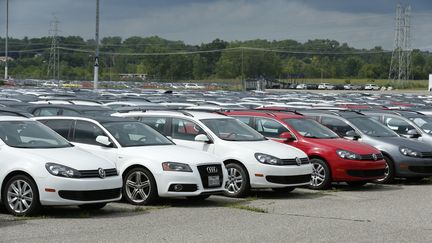 Des véhicules diesel Volkswagen et Audi à Pontiac, dans le Michigan (Etats-Unis).&nbsp; (JEFF KOWALSKY / AFP)