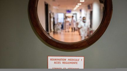 Anschauliches Bild der Intensivstation des Bretonneau-Krankenhauses in Tours (Indre-et-Loire), im September 2024. (JULIEN PRUVOST / MAXPPP)