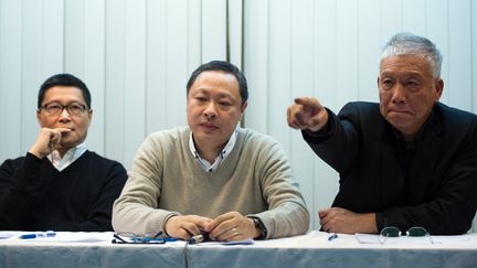 Benny Tai (centre) a annonc&eacute;, mardi 2 d&eacute;cembre, qu'il allait, avec les deux autres leaders du mouvement, se rendre aux autorit&eacute;s.&nbsp; (JOHANNES EISELE / AFP)