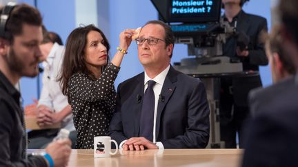 Fran&ccedil;ois Hollande sur le plateau du "Suppl&eacute;ment" de Canal+, le 19 avril 2015. (MAXPPP)