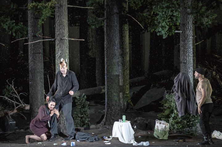 Peter Mattei (Don Giovanni), Gaëlle Arquetz (Donna Elvira) and Alex Esposito (Leporello) in "Giovanni" by Claus Guth.  (Bernd Uhlig / OnP)