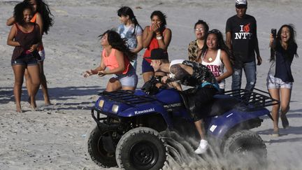 Le chanteur canadien Justin Biever s'amuse sur un quad avec des fans sur la plage de Punta Chame (Panama), le 27 janvier 2014. (CARLOS JASSO / REUTERS)