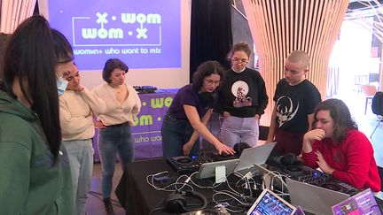 Atelier DJ pour ces jeunes femmes dans le cadre du projet Wom.X. (CAPTURE D'ÉCRAN FRANCE 3)