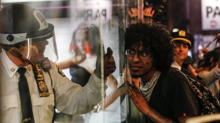 Un manifestant fait face &agrave; la police durant une manifestation &agrave; Baltimore le 29 avril. (KENA BETANCUR / GETTY IMAGES NORTH AMERICA)