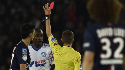 Le Marseillais Giannelli Imbula &eacute;cope d'un carton rouge durant le match face au PSG, le 10 novembre 2014. (FRANCK FIFE / AFP)