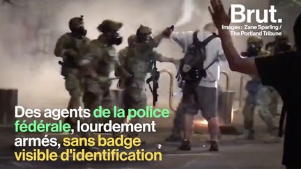 Cet homme au milieu des gaz, c'est le maire de Portland. Les responsables, ce sont les agents fédéraux envoyés par Donald Trump, qui menace d'autres villes tenues par des démocrates comme Chicago ou New York. Voilà pourquoi...
