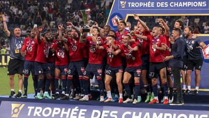 La joie des Lillois, qui ont remporté le Trophée des champions face au Paris Saint-Germain, dimanche 1er août. (EMMANUEL DUNAND / AFP)