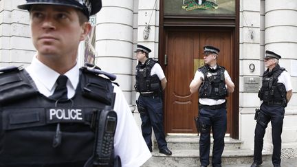 Des policiers&nbsp;britanniques devant l'ambassade du Nigeria, &agrave; Londres (Royaume-Uni),&nbsp;le 9 mai 2014. (OLIVIA HARRIS / REUTERS)