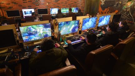 Des jeunes gens jouent en ligne dans un café internet àFuyang (Chine). Photo d'illustration. (AN MING / MAXPPP)