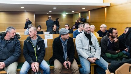 Pierre-Emmanuel Germain-Thill (2e en partant de la gauche) et François Devaux (2e à droite) sur les bancs des parties civiles à l'ouverture du procès du père Preynat, à Lyon, le 13 janvier 2020. (KONRAD K. / SIPA)