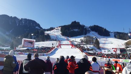 L'aire d'arrivée de la Streif, la piste mythique de Kitzbühel (Autriche) où se dispute la Coupe du monde de ski alpin. (GUILLAUME BATTIN / RADIO FRANCE)