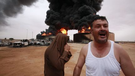 Des habitants de Syrte, en Libye, pr&egrave;s du lieu de l'explosion d'un r&eacute;servoir d'essence, lundi 24 octobre. (YOUSSEF BOUDLAL/REUTERS)