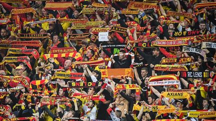 Les supporters lensois au stade Bollaert-Delelis face au Stade de Reims, le 12 mai 2023. (MATTHIEU MIRVILLE / AFP)