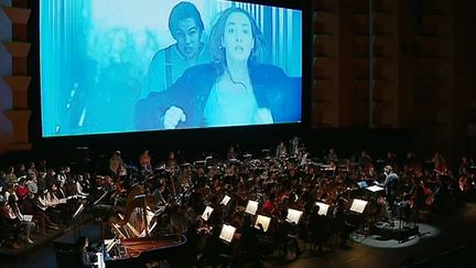 Kate et Léo pendant le naufrage du Titanic accompagné par l'Orchestre national de Lyon
 (France 3 / Culturebox)