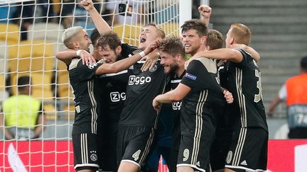 Le bonheur des joueurs de l'Ajax Amsterdam (SERGEY DOLZHENKO / EPA)