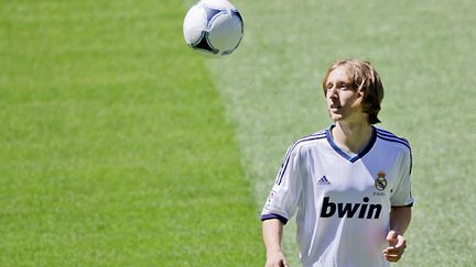 Luka Modric s'est engagé en faveur du Real Madrid pour cinq ans (DANIEL OCHOA DE OLZA/AP/SIPA / AP)