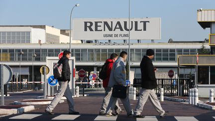 Des salari&eacute;s de Renault &agrave; l'usine de Flins (Yvelines), le 16 janvier 2013. (THOMAS SAMSON / AFP)