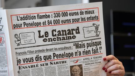 "Le Canard Enchaîné" avait révélé l'affaire des emplois fictifs du couple Fillon en 2017. (CHRISTOPHE ARCHAMBAULT / AFP)