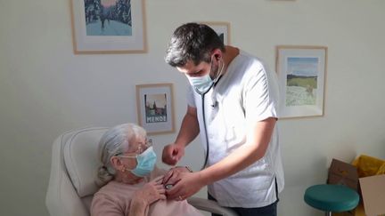 Dans le domaine de la santé, des hausses de salaire sont prévues par le gouvernement, notamment pour les infirmiers en pratique avancée.&nbsp;Leur rôle pourrait devenir central dans les déserts médicaux.&nbsp;Reportage en Lozère. (FRANCE 2)