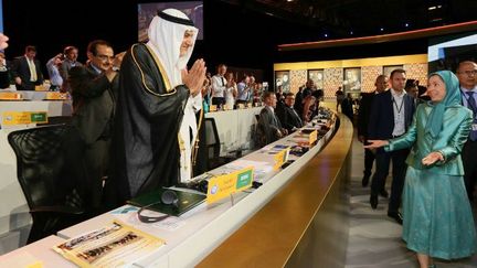 Maryam Rajavi, présidente du CNRI, saluant Turki al-Fayçal, ancien chef des services de renseignements saoudiens, lors du rassemblement de l'opposition iranienne en exil, le 9 juillet 2016 au Bourget, en région parisienne. (Siavosh Hosseini/NurPhoto/AFP)