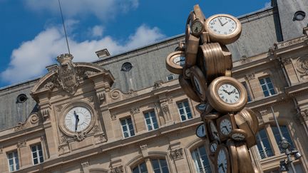 Une scultpure de l'artiste Arman installée devant la gare Saint-Lazare à Paris. (GILLES TARGAT / AFP)