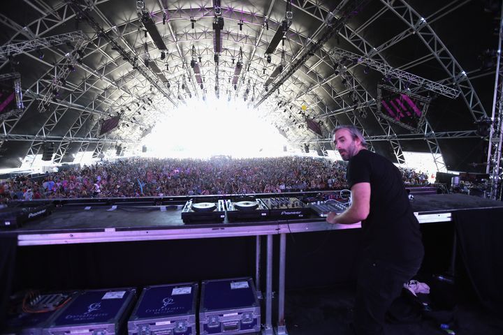 DJ Falcon (de son vrai nom Stéphane Quëme) se produit au festival Coachella (Californie, Etats-Unis), le 12 avril 2014. (MARK DAVIS / GETTY IMAGES NORTH AMERICA / AFP)