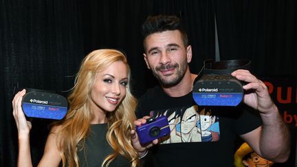 L'actrice Kayden Kross et le réalisateur français&nbsp;Manuel Ferrara lors d'un salon consacré à l'industrie pornographique à Las Vegas (Etats-Unis), le 18 janvier 2017. (ETHAN MILLER / GETTY IMAGES NORTH AMERICA / AFP)