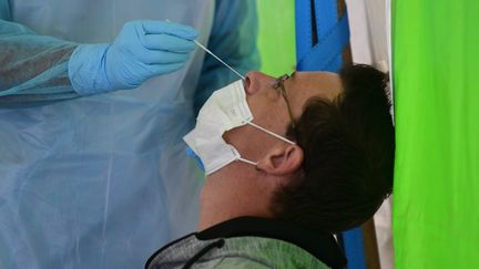 Un homme se fait dépister avec un test virologique, le 28 avril.&nbsp; (AGNËS GAUDIN / MAXPPP)