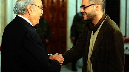 Slim Amamou avec le president de la République tunisienne Fouad Mebazaa, le 18 janvier 2011 (AFP/Fethi BELAID)