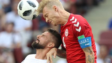 L'attaquant des Bleus Olivier Giroud face au défenseur danois Simon Kjær, le 26 juin 2018 au stade Loujniki de Moscou (Russie). (KENICHI UNAKI / YOMIURI)