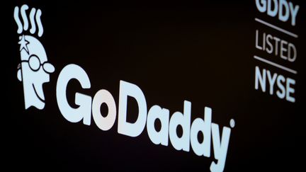 Le logo de l'entreprise américaine&nbsp;GoDaddy, à New York, le 4 mars 2019. (BRENDAN MCDERMID / REUTERS)