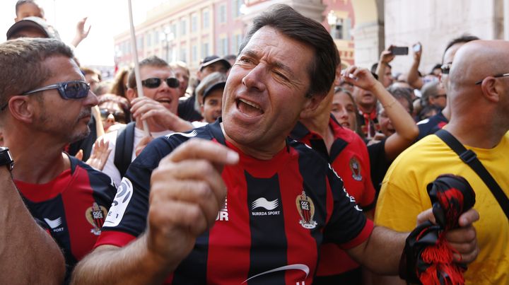 Christian Estrosi, maire de Nice (Alpes-Maritimes), avec les supporters ni&ccedil;ois, le 1er septembre 2013. (VALERY HACHE / AFP)