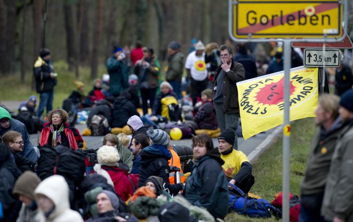 Des militants &eacute;cologistes bloquant l'acc&egrave;s au site de stockage de d&eacute;chets radioactifs de Gorleben (Allemagne), le 27 novembre 2011. (JOHANNES EISELE / AFP)