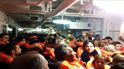 Les passagers du "Costa Concordia" s'appr&ecirc;tent &agrave; &eacute;vacuer le navire, le 13 janvier 2011.&nbsp; (SKY TV ITALY / AFP)